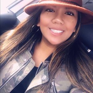 Meet your Posher, Mia